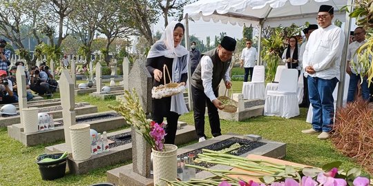 Momen Keakraban Puan Maharani dan Cak Imin Ziarah Bareng