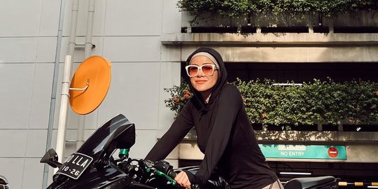 Keren! Gaya Olla Ramlan Naik Motor Sport, Penampilannya Mencuri Perhatian