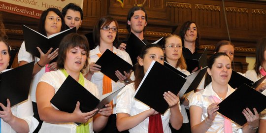 Paduan Suara adalah Musik yang Dibawakan Beberapa Orang, Ini Pengertian & Manfaatnya