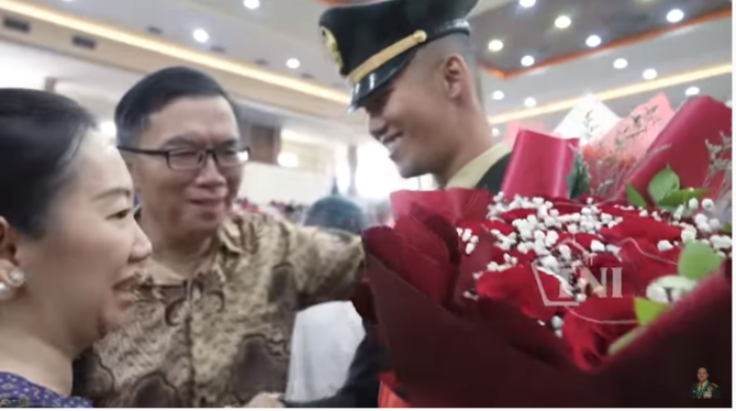 letda ckm alfred keturunan china jadi sorang prajurit tni