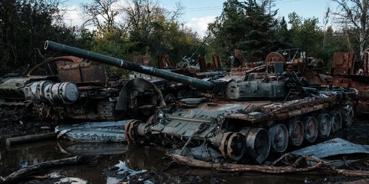 Penampakan Kuburan Tank-Tank Rusia di Izium