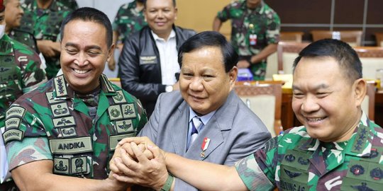 Senyum Panglima Andika dengan Kasad Dudung saat Dirangkul Prabowo