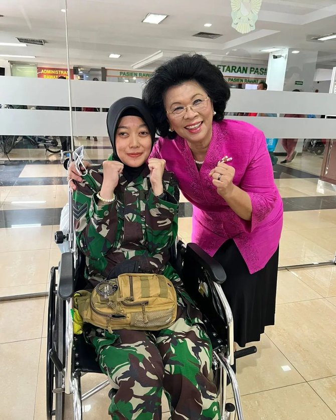 istri pensiunan jenderal kopassus temui sertu tni rizka nurjanah