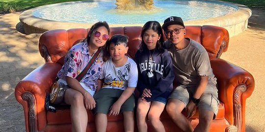 Selalu Harmonis, Intip Momen Seru Liburan Wendi Cagur dan Keluarga di Amerika
