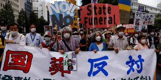 Aksi Warga Jepang Protes Pemakaman Kenegaraan untuk Shinzo Abe
