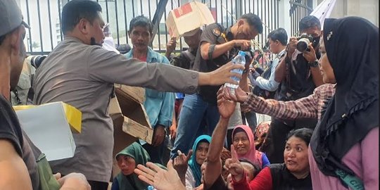 Kapolda Metro Jaya Bagikan Roti & Air ke Pendemo, Massa: Kami Butuh Tanah!
