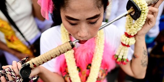 Aksi Mengeringkan Warga Thailand di Festival Vegetarian