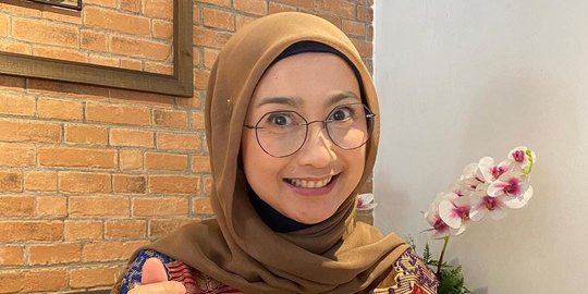 Ragam Gaya Desy Ratnasari Santap Tiramisu, Tetap Terlihat Anggun Cantiknya Awet