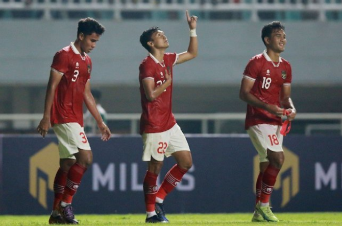 selebrasi dendy sulistyawan usai cetak gol ke gawang curacao dalam fifa matchday di stadion pakansari