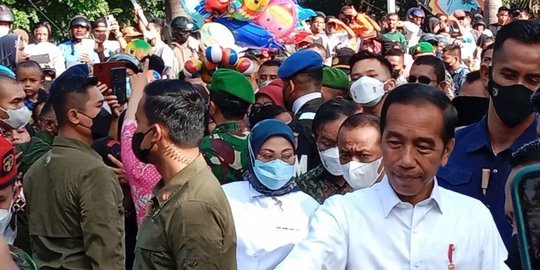 Berdesakan dan Teriakan Warga Sambut Presiden Jokowi di Pasar Ternate