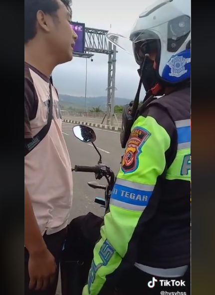 polisi tilang travel sambil bentak bentak