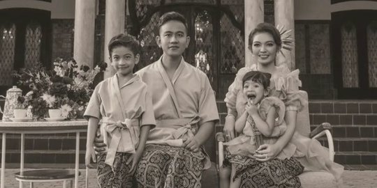 Bertema Jadul, Begini Pemotretan Keluarga Gibran Rakabuming Pakai Baju Adat Jawa