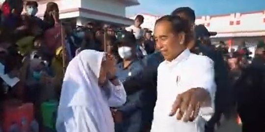 Siswi Ini Berani Marah-marah ke Jokowi, HPnya Rusak Gara-gara Nunggu Sang Presiden