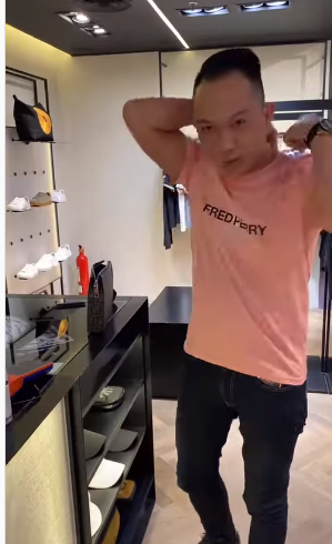 pria bertato telanjang dada masuk ke toko pakaian bermerek