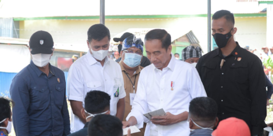 Jokowi Serahkan Bansos ke Warga Maluku Utara: Jika APBN Ada Kelebihan akan Ditambah