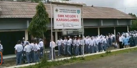 Tak Punya Gedung, Para Siswa SMK di Purbalingga Ini Terpaksa Belajar di Kios Pasar