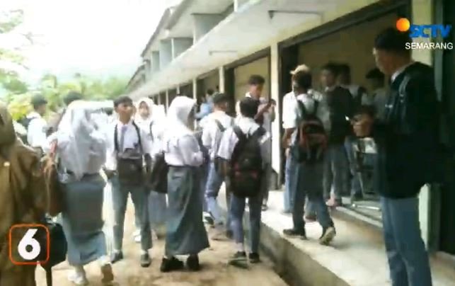 siswa smk di purbalingga belajar di kios pasar