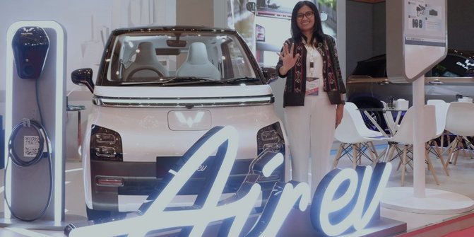 Kejutan, Wuling Pamerkan Almaz Hybrid Concept di Indonesia Electric Motor Show 2022