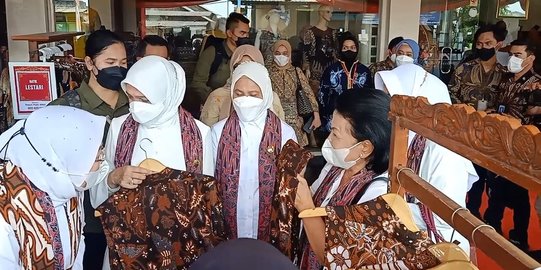 Iriana Jokowi dan Para Istri Gubernur Ikut Meriahkan Parade Kebaya di Solo
