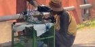 Borong Dagangan Kakek Penjual Burung Keliling, Aksi Pria Ini Banjir Doa Baik