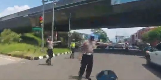Pemotor Ini Panik Banyak Polisi Sampai Baca Doa Selamat, Ending-nya Bikin Senyum