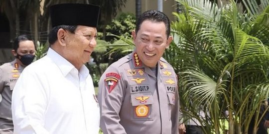 Spesial, Menhan Prabowo Hadiahi Kapolri Jenderal Listyo Pistol Silver
