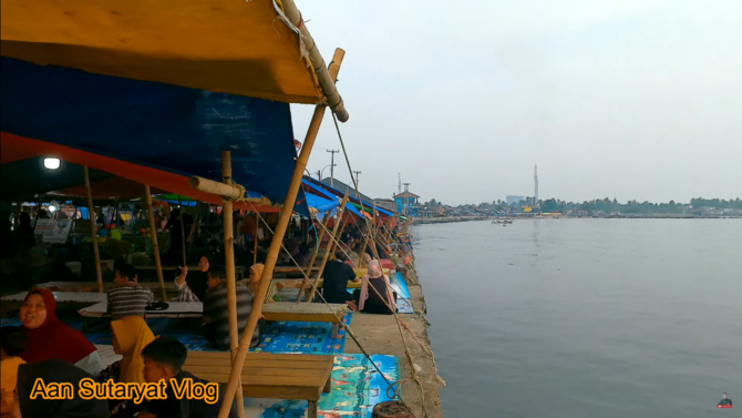 wisata ikan bakar laut di teluk labuan pandeglang