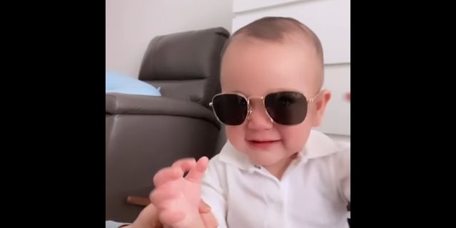 5 Potret Rayyanza Anak Raffi Ahmad Bergaya Pakai Kacamata, Ekspresinya Cute Banget!
