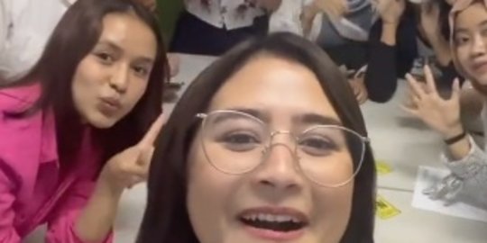 Impian Masa Kecil Terwujud, Intip Momen Prilly Latuconsina Jadi Dosen Praktisi