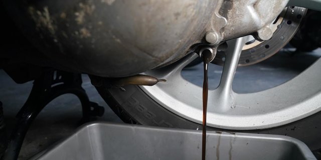 Tips Otomotif: Pentingnya Mengganti Oli Transmisi atau Gardan Sepeda Motor Matic