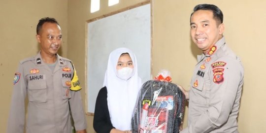 Kisah Polisi Baik dari Cianjur, Sisihkan Gaji Bikin Rumah Belajar Anak Putus Sekolah