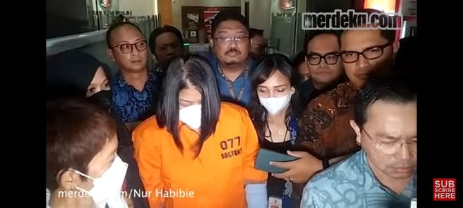 putri chandrawati pakai baju tahanan ini potretnya