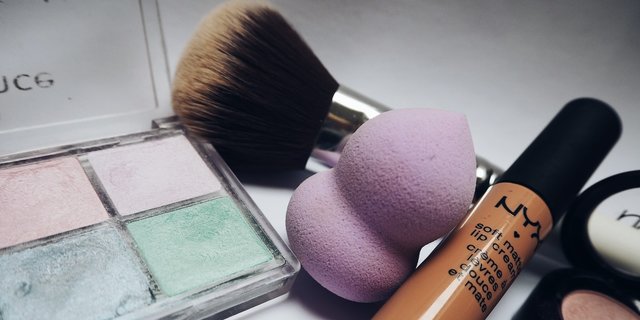 Nama Alat Makeup Lengkap dan Kegunaannya, Wanita Perlu Tahu