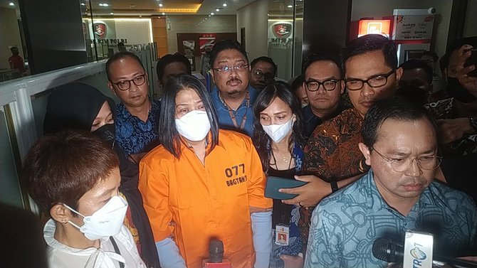 penampakan putri candrawathi berbaju tahanan