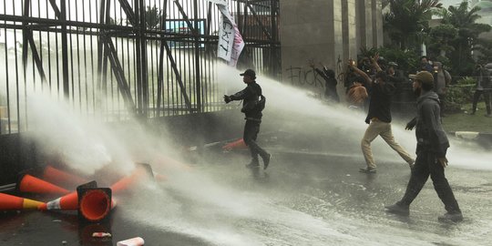 Lakukan 4 Langkah Ini saat Terkena Gas Air Mata