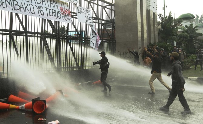 polisi pukul mundur masa aksi dengan gas air mata