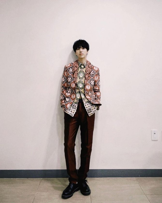 idol korea pakai batik