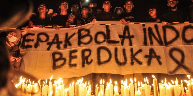 Aksi Seribu Lilin untuk Korban Kerusuhan Kanjuruhan di GBK