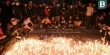 Berduka untuk Tragedi Kanjuruhan, Suporter Indonesia Gelar Tabur Bunga dan Menyalakan Lilin di SUGBK