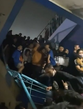 ratusan suporter terjebak di pintu keluar stadion