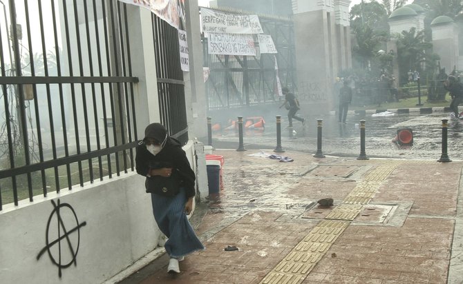 polisi pukul mundur masa aksi dengan gas air mata