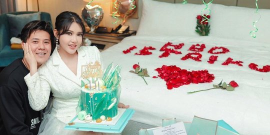 6 Potret Ultah Via Vallen ke-31, Dapat Kejutan Romantis dari Sang Suami 6 Potret Ultah Via Vallen ke-31, Dapat Kejutan Romantis dari Sang Suami