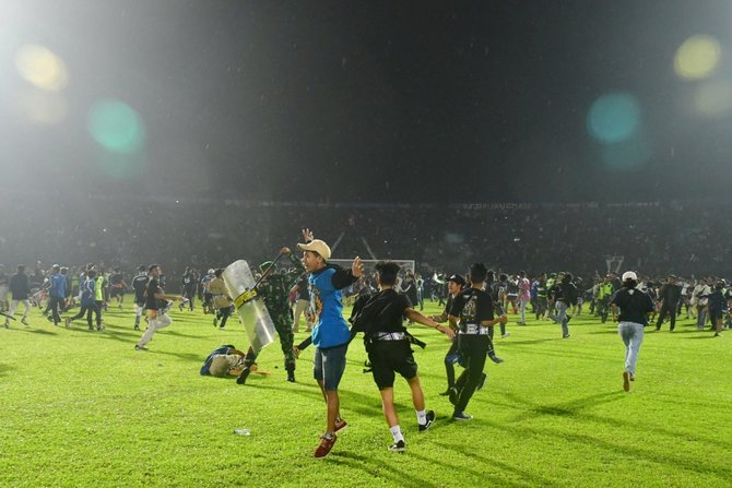 suasana kericuhan di laga arema fc vs persebaya di stadion kanjuruhan