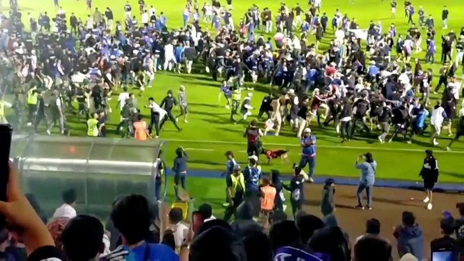 suasana kericuhan di laga arema fc vs persebaya di stadion kanjuruhan