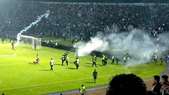 suasana kericuhan di laga arema fc vs persebaya di stadion kanjuruhan