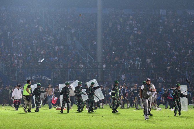 suasana kericuhan di laga arema fc vs persebaya di stadion kanjuruhan