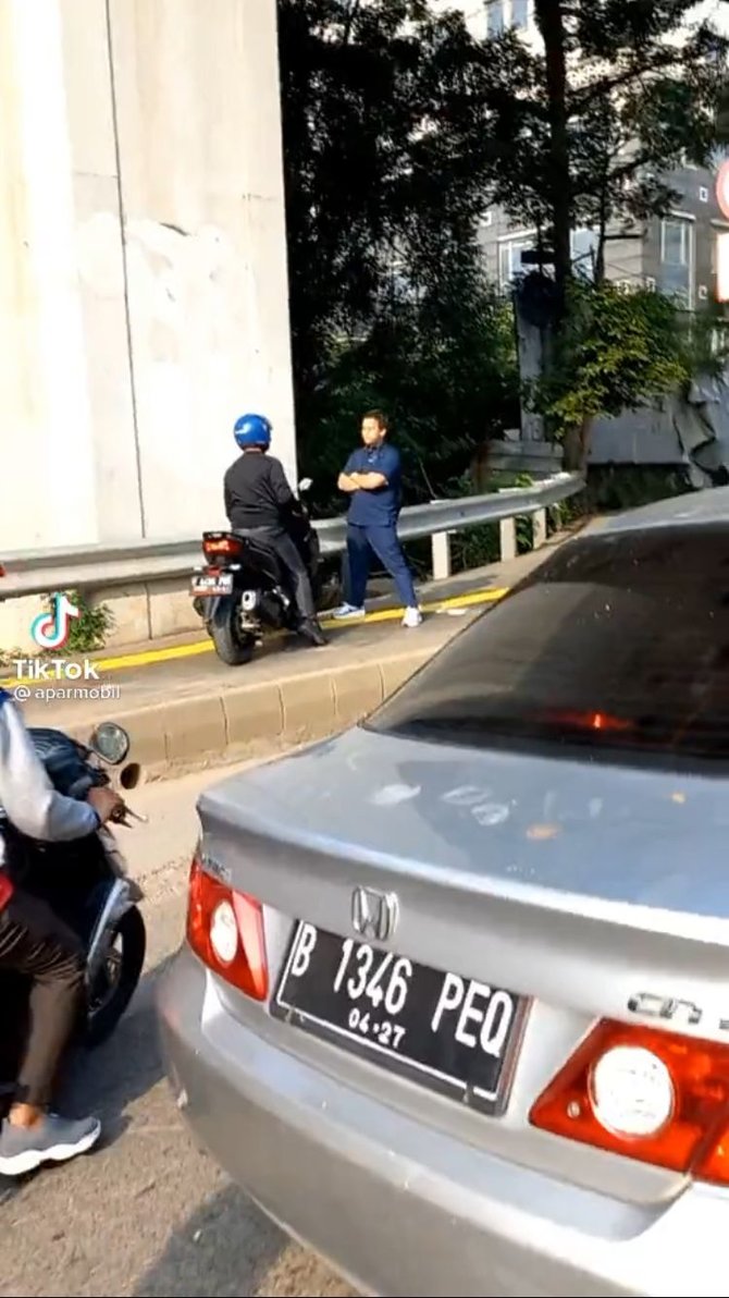 aksi pria halangi pemotor bandel yang lewat trotoar