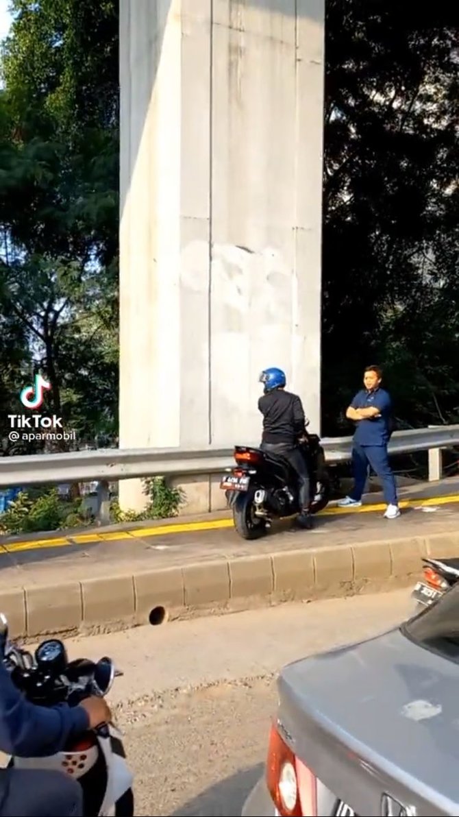 aksi pria halangi pemotor bandel yang lewat trotoar