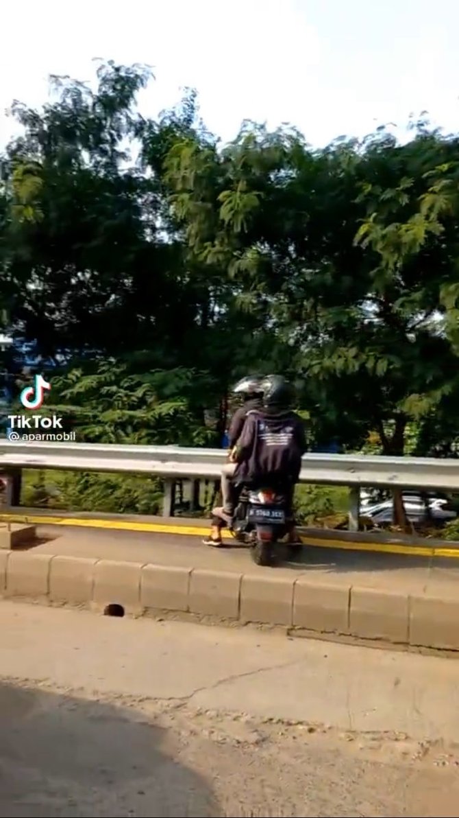 aksi pria halangi pemotor bandel yang lewat trotoar