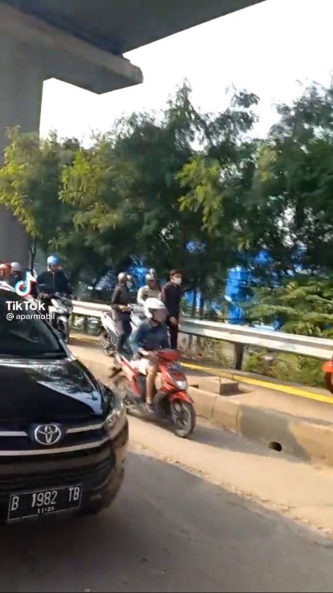 aksi pria halangi pemotor bandel yang lewat trotoar